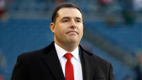 Arrestan a propietario de los San Francisco 49ers bajo sospecha de solicitar servicios sexuales