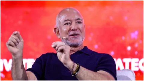 Jeff Bezos, fundador de Amazon, se convierte en copropietario del Liverpool