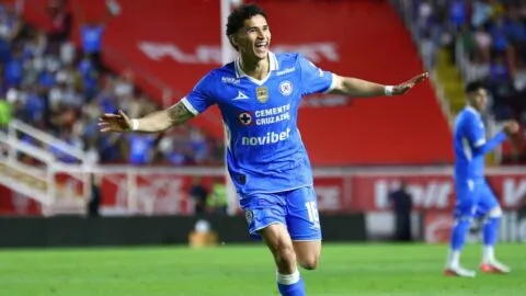 Cruz Azul termina su sequía con tres golazos para vencer a Necaxa