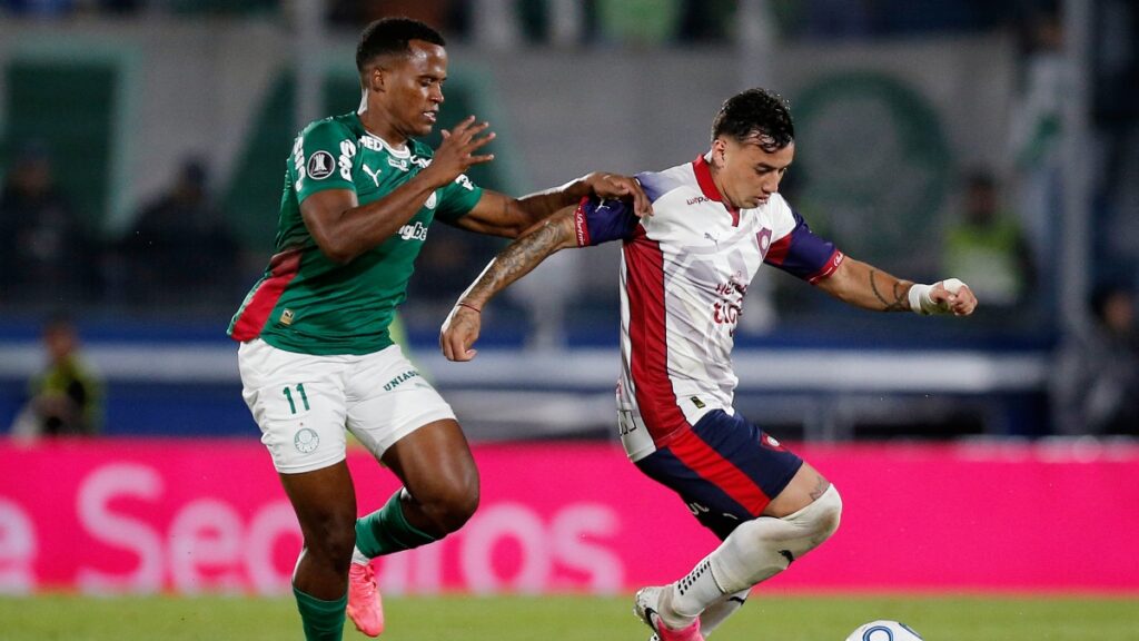 Jhon Arias ante Cerro Porteño