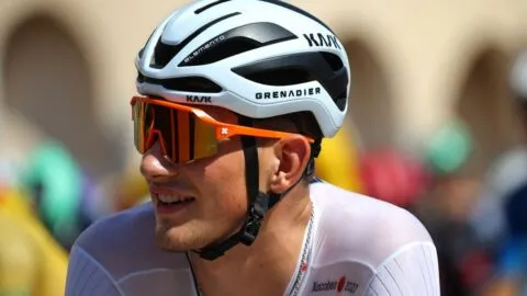 Joshua Tarling abandona la Vuelta a España 2026 tras días marcados por el dolor