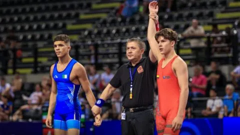 Jovanni Tovar somete a la élite y se corona campeón mundial de lucha libre