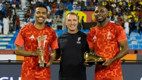 Julián Quiñones recibe su Bota de Oro, le anulan dos goles y Al Qadisiya cae ante Al Ittihad