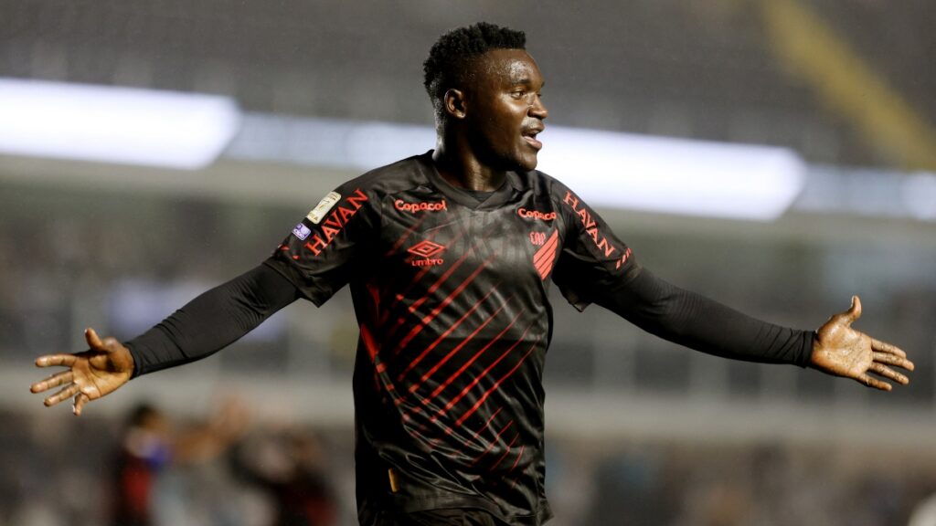 Kevin Viveros anotó ante Fluminense y es el goleador del Brasileirao