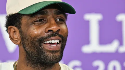 Kyrie Irving no está en venta, pero varios equipos siguen preguntando por él