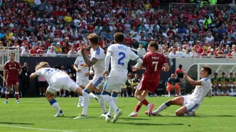 Leeds remonta al Liverpool y le propina su primera derrota en la era de Andoni Iraola