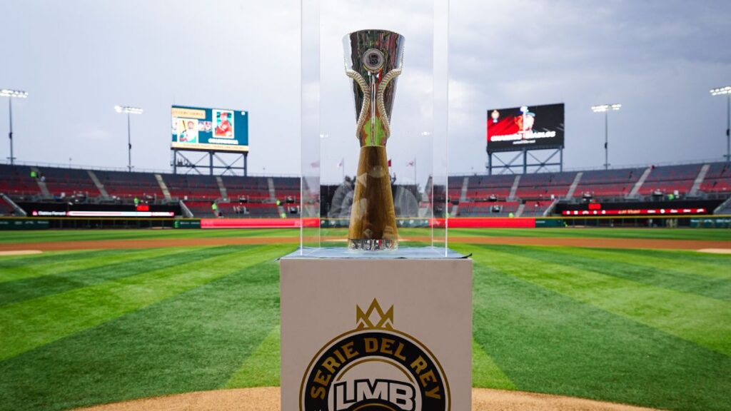 Trofeo de la Liga Mexicana de Béisbol durante la Serie del Rey 2025