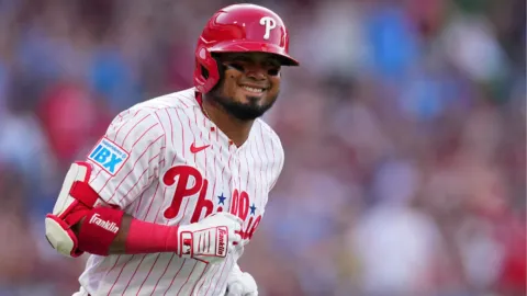 Luis Arráez suma otro jonrón los Phillies en la victoria ante los Marlins
