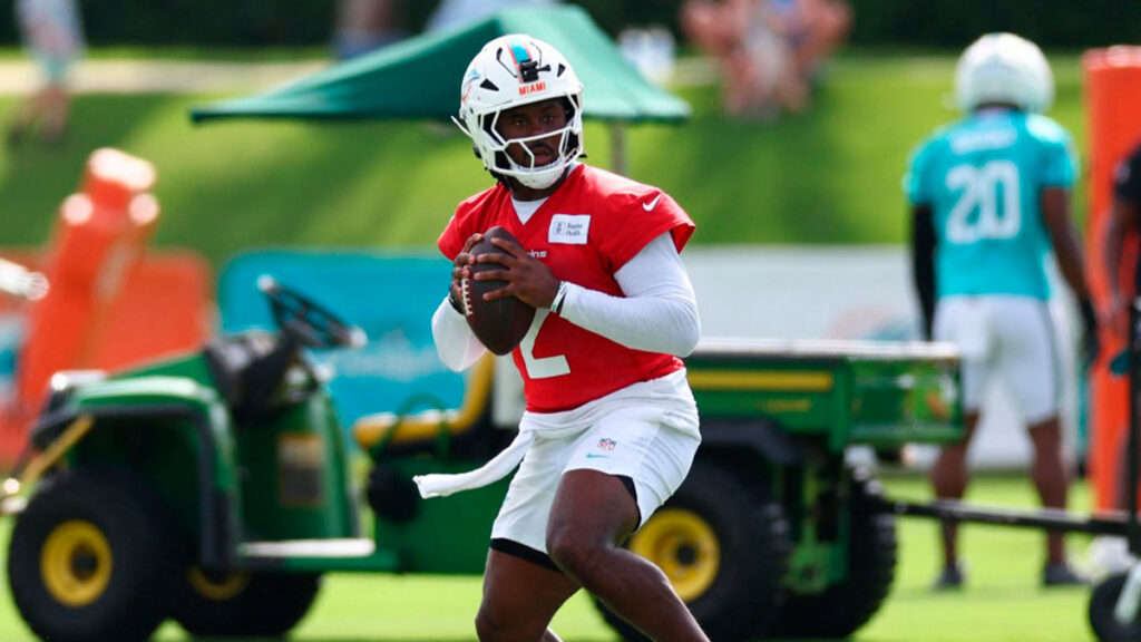 Malik Willis de los Miami Dolphins en el campamento de entrenamiento.