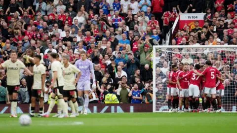 Bruno Fernándes, un error y una mano le abren la puerta al Manchester United para golear Ipswich Town