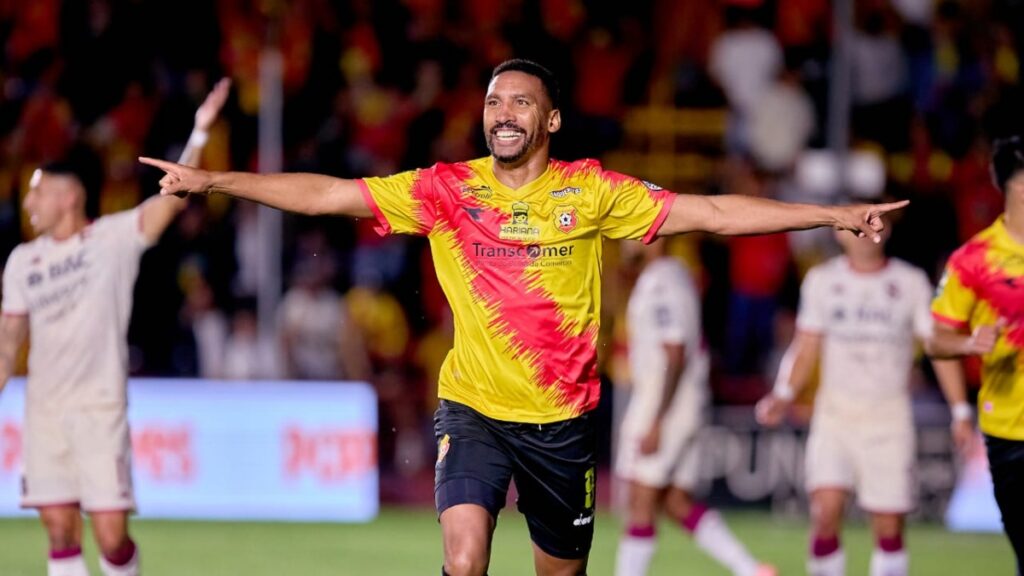 Marcel Hernández se marcha de Herediano | @csherediano1921