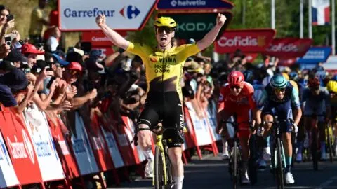 Matthew Brennan repite victoria de etapa y Tadej Pogacar lidera La Vuelta a España