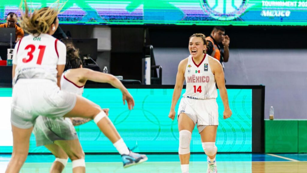 Seleccionadas nacionales en festejo de victoria