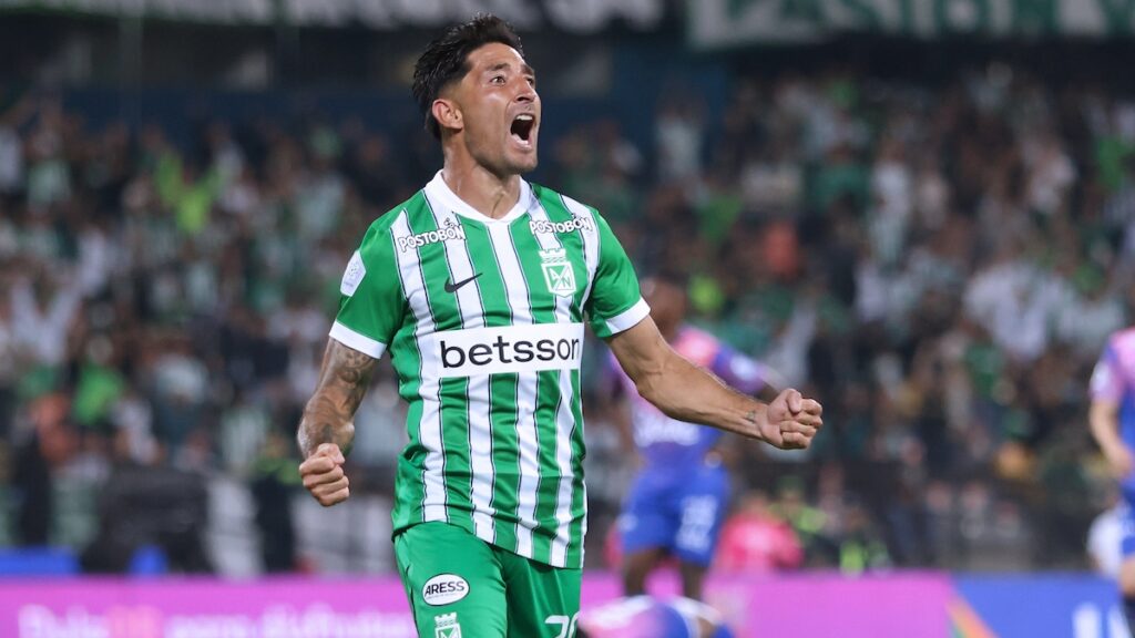 Milton Casco celebrando un gol