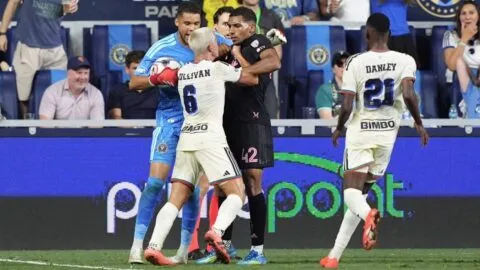 ¿Cuántos partidos podría recibir Yannick Bright por el golpe a Cavan Sullivan?