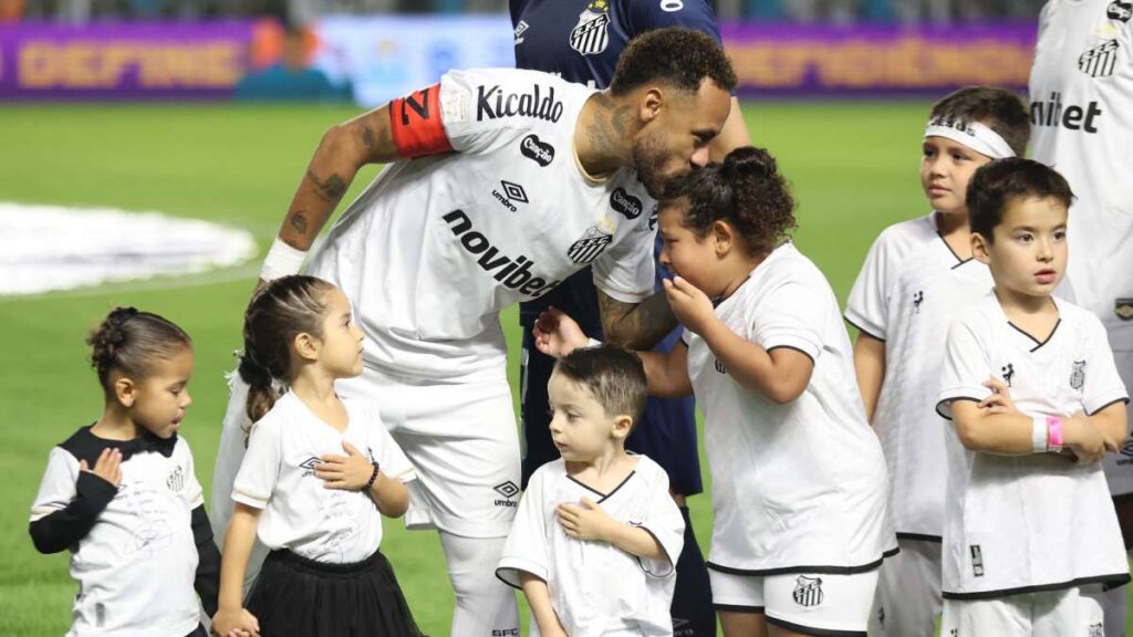 El gesto de Neymar con una niña que rompió en llanto al conocerlo en duelo de Santos