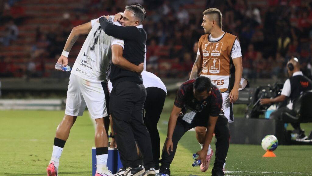 Nicolás Chiesa abrazando a Jaime Peralta