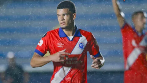 Olimpia remonta en Panamá y queda cerca de los cuartos