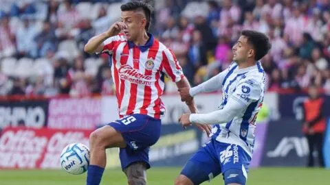 Pachuca reacciona ante Chivas y rescata el empate en casa
