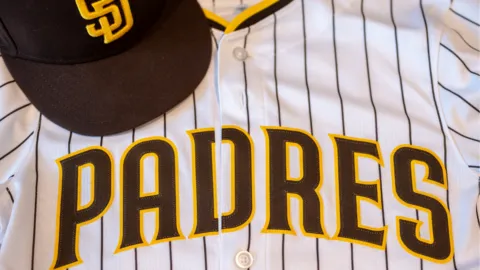 De raíces latinas a la cima de MLB: quién es José Feliciano, el nuevo propietario de los Padres