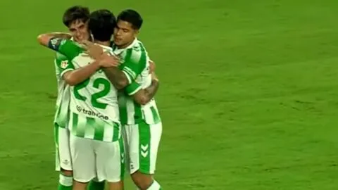 Betis empata con Bournemouth; Álvaro Fidalgo vuelve como titular en La Cartuja