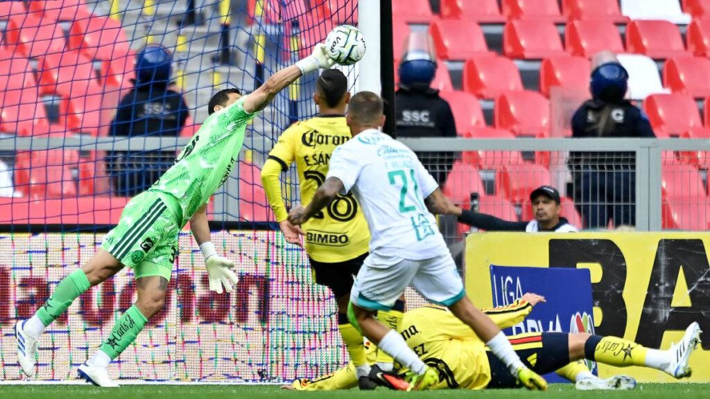Rodolfo Cota salva al América y se convierte en la figura ante Santos.