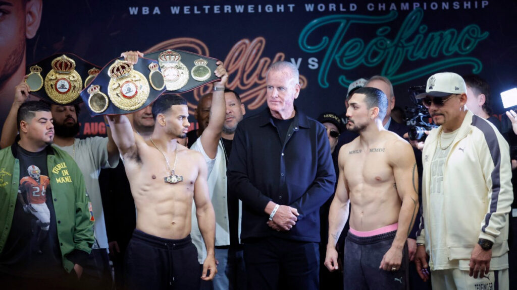Rolando Romero (L) y Teófimo López en la ceremonia de pesaje.
