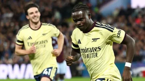 Arsenal gana en Villa Park y sigue sin recibir gol en la temporada