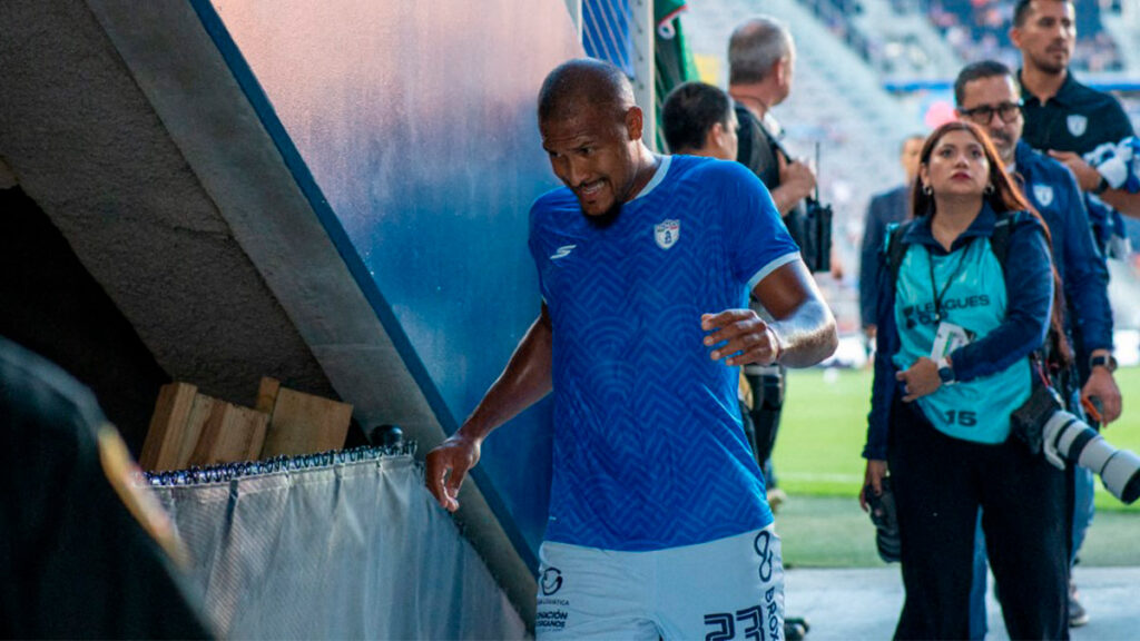 Salomón Rondón sale del terreno de juego