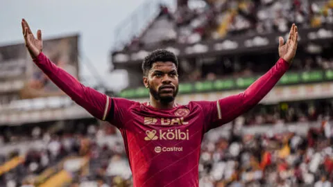 Saprissa derrota a San Carlos con un doblete de Newton Williams
