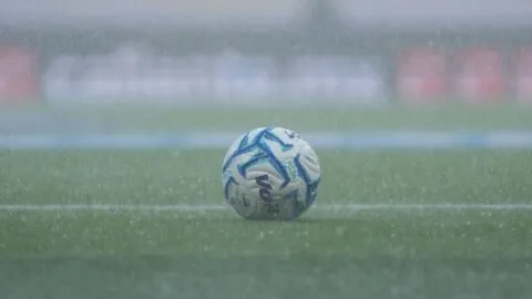 Chivas vs Tijuana, en vivo: Sigue el retraso de juego en el Estadio Akron