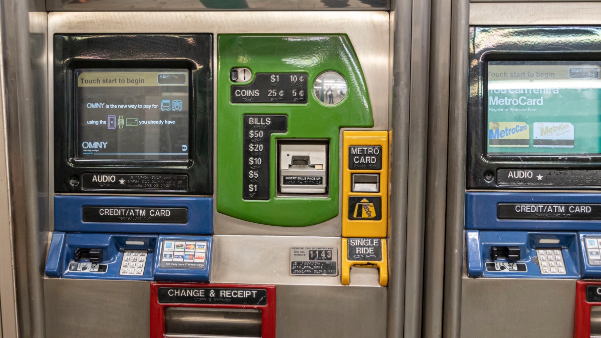 Además de ser coloridas e industriales, las máquinas de Metrocard son muy pesadas.