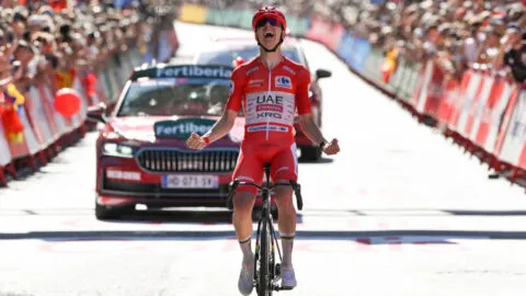 ¿No tendrá rival en La Vuelta? Tadej Pogacar gana con autoridad la etapa 4 en Andorra