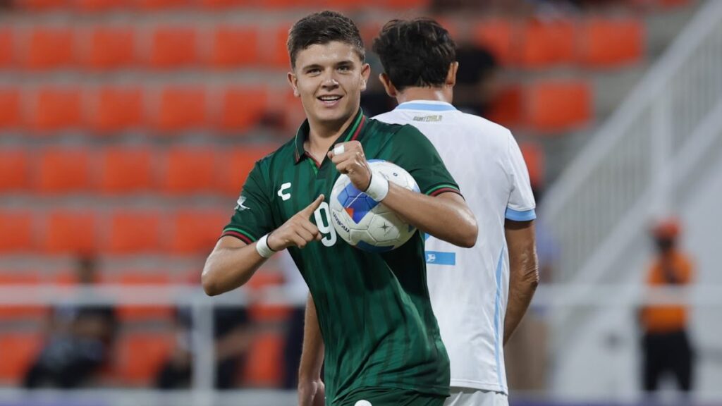 Tahiel Jiménez en festejo de gol