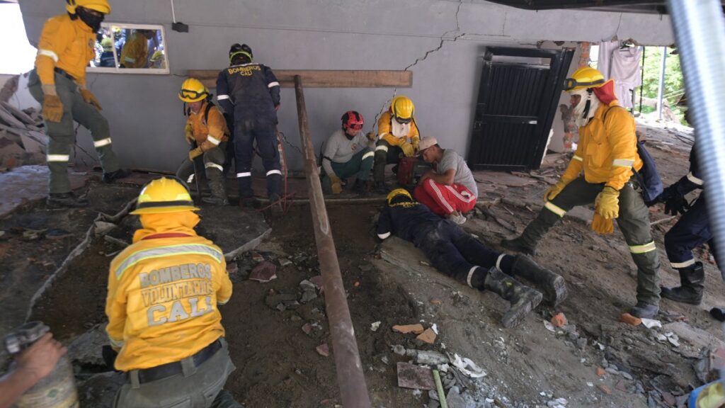 Buscan sobrevivientes en terremoto de Colombia.