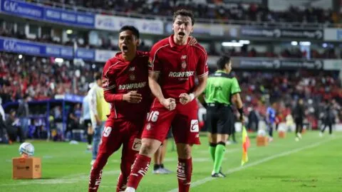 Con 10 hombres, Toluca resiste y derrota a Querétaro en el último minuto