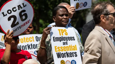 Haitianos con fin del TPS: cómo funciona el sistema que les pone un monitor de tobillo en vez de apresarlos