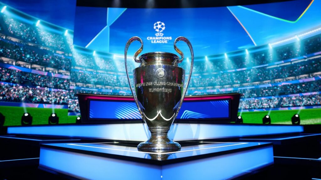 El trofeo de la UEFA Champions League durante el sorteo de la fase de liga de 2025