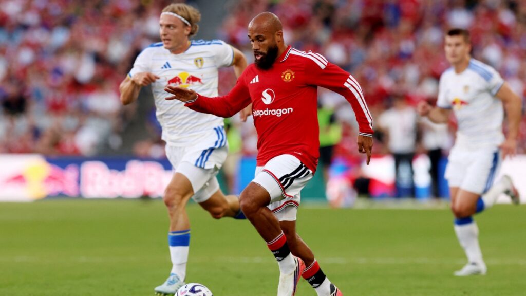 Joshua Zirkzee adelantó a los Red Devils, Brenden Aaronson igualó para Leeds y Bruno Fernandes estuvo cerca de definirlo con un disparo al larguero.