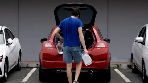 Poner vinagre blanco en el auto: por qué es buena idea y para qué sirve