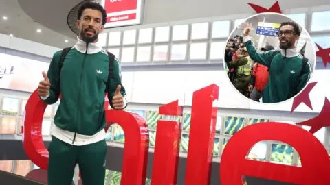 Vozinha desata la locura entre los aficionados de Colo Colo en su llegada a Chile