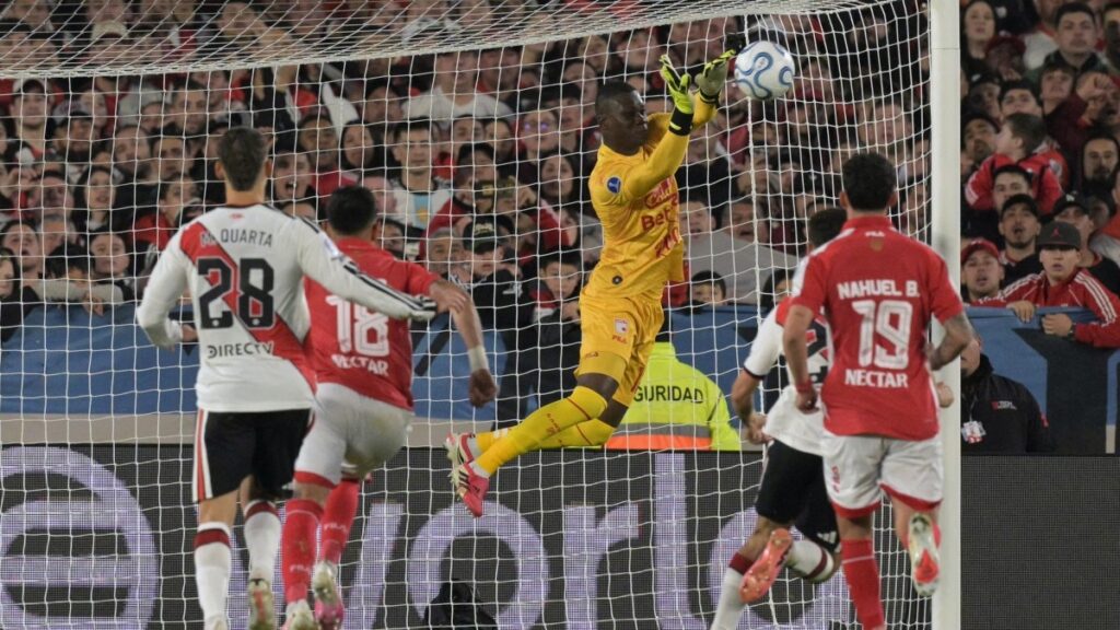 Weimar Asprilla atajando un disparo