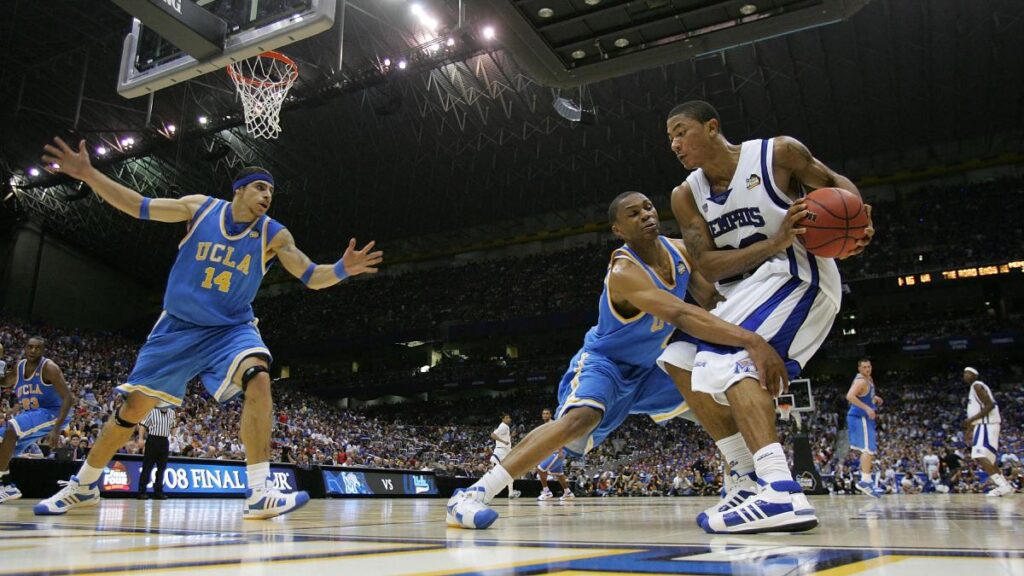 Russell Westbrook y Lorenzo Mata con UCLA en el Final Four NCAA 2008 ante Derrick Rose y Memphis