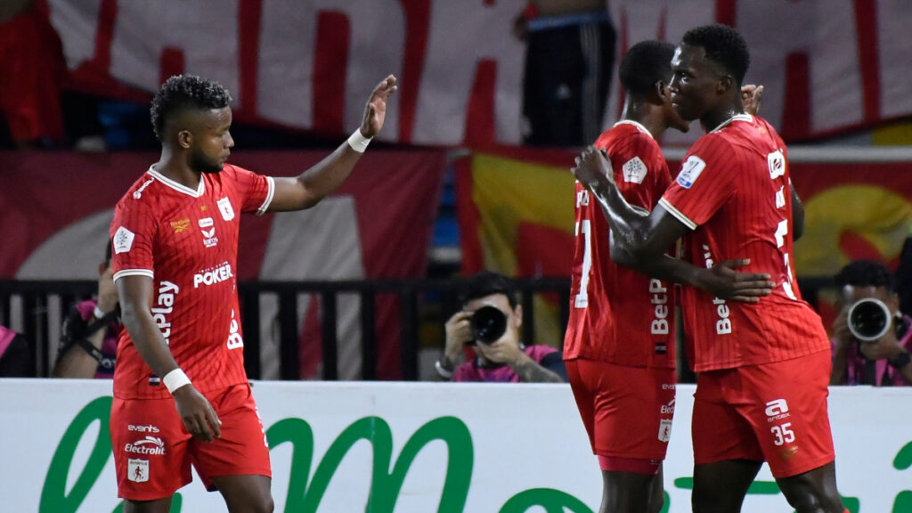 Jugadores de América de Cali celebran un gol. - Vizzor Image.
