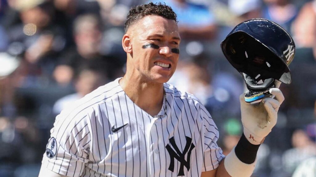 Aaron Judge dejó el juego por precaución tras sentir rigidez en la pierna derecha. El manager Aaron Boone espera que recupere pronto.