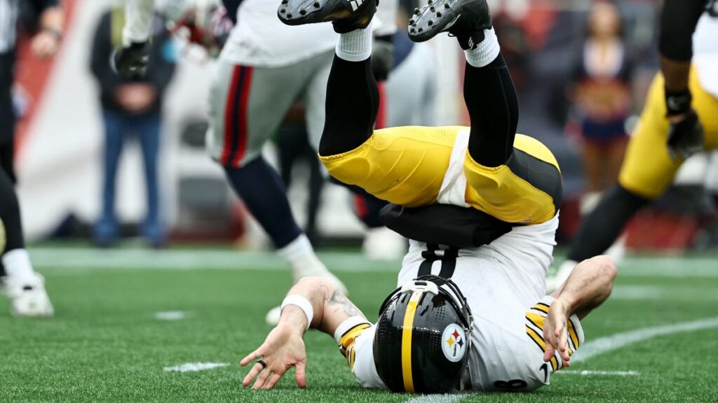 Aaron Rodgers en el partido entre Steelers vs Patriots, NFL 2026