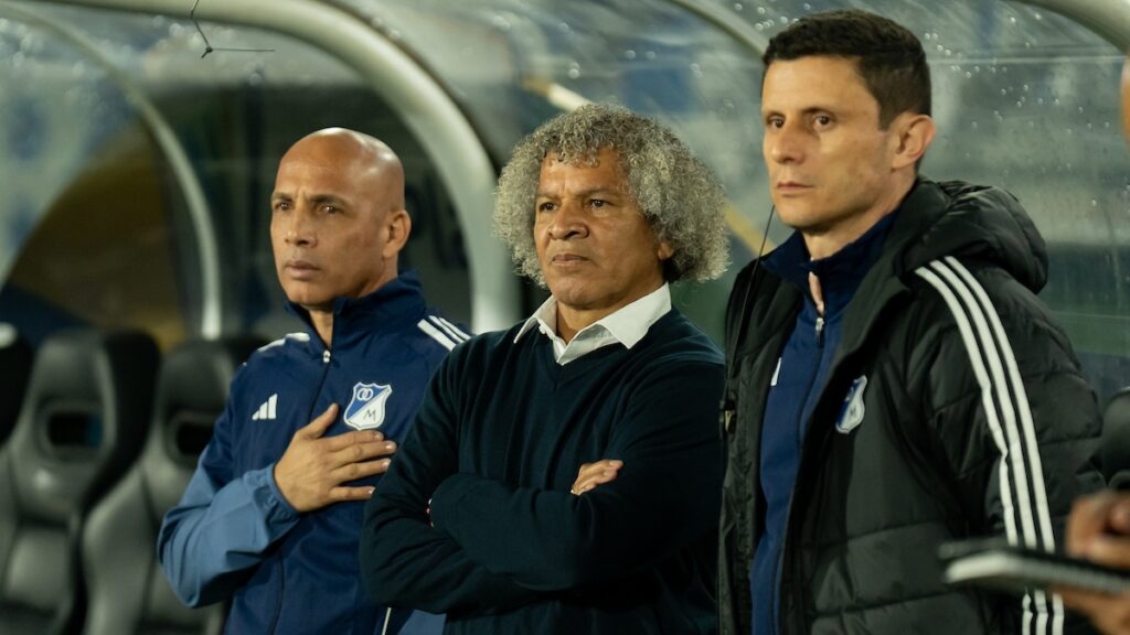 Alberto Gamero junto a sus asistentes técnicos