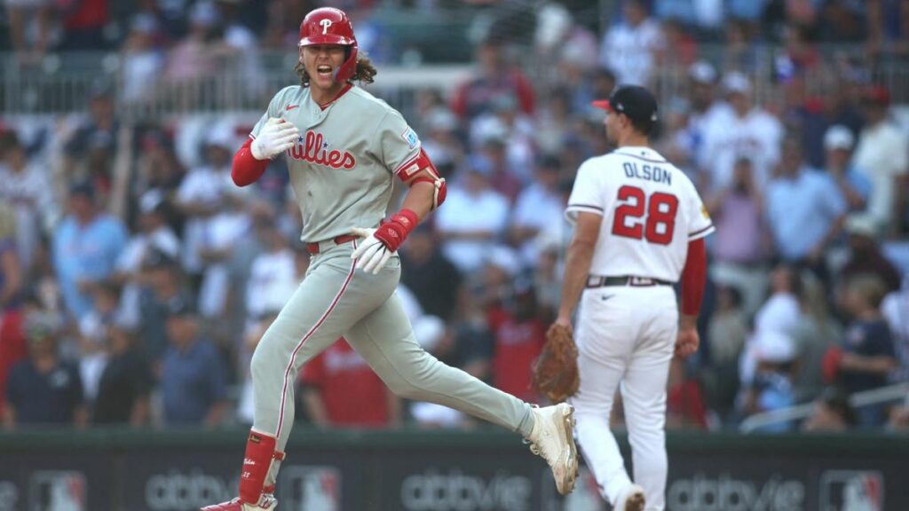 Alec Bohm festeja su HR en extra innings ante Atlanta, Playoffs MLB 2026