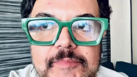 Aleks Syntek recibe beca del 100% en la Universidad del Perreo por su trayectoria: estos serían sus cursos