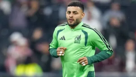 Alexis Vega analiza retirarse de la Selección Mexicana para abrir espacio a una nueva generación de futbolistas
